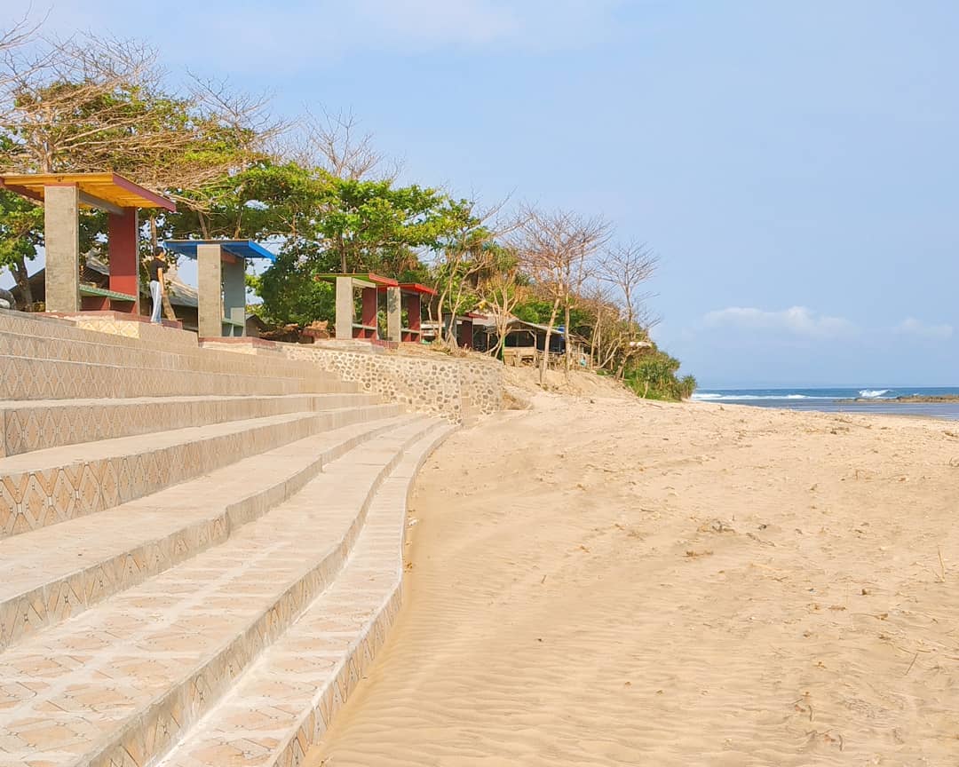 Fasilitas di Pantai Sayang Heulang Fasilitas di Pantai Sayang Heulang